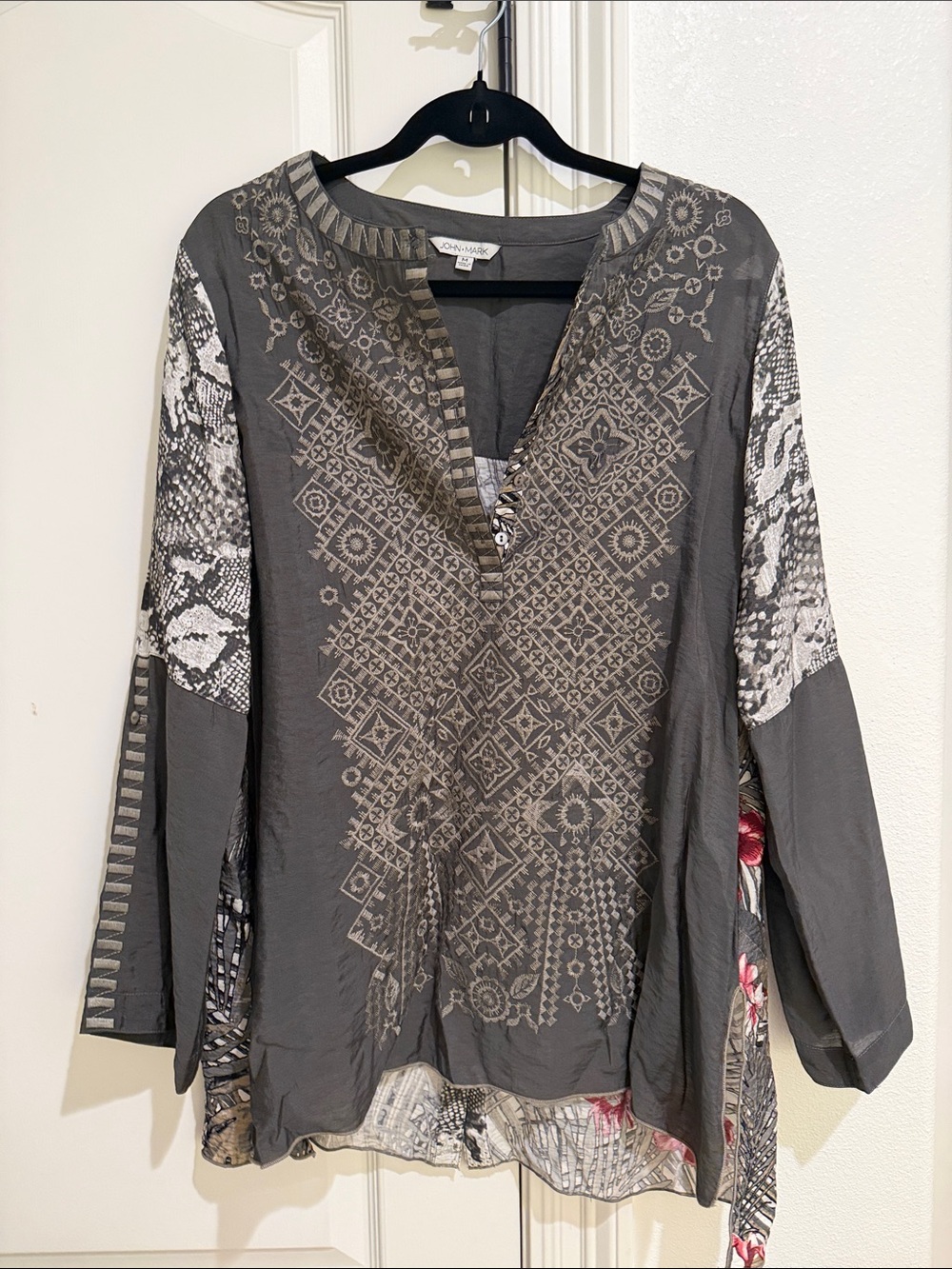 Embroidered John Mark grey tunic top size small Johnny was vibes